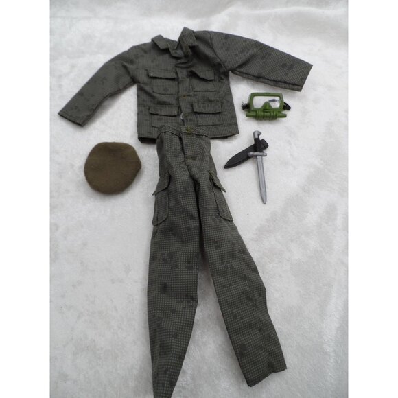 GI Joe Camoflage Uniform with Beret, Mask and Knife - Picture 2 of 7